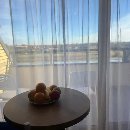 Niebieski Centrum W Budynku Z Restauracja *