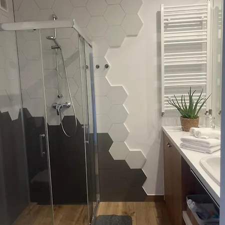 Niebieski Centrum W Budynku Z Restauracja * 萨比诺瓦