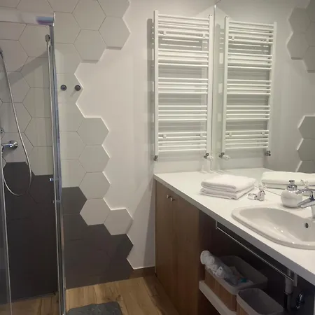 Niebieski Centrum W Budynku Z Restauracja 公寓 萨比诺瓦