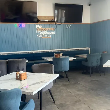 Niebieski Centrum W Budynku Z Restauracja Sarbinowo