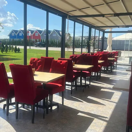 Niebieski Centrum W Budynku Z Restauracja *