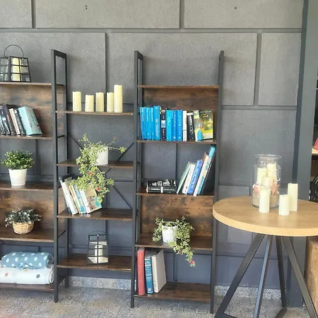 Niebieski Centrum W Budynku Z Restauracja 公寓 *