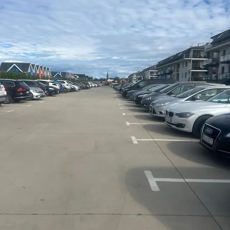 Niebieski Centrum W Budynku Z Restauracja Apartment *