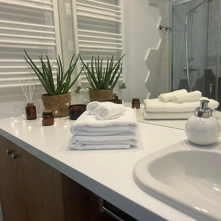 Niebieski Centrum W Budynku Z Restauracja 公寓 *