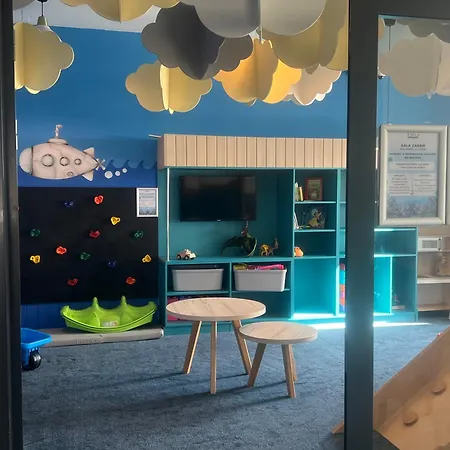 Niebieski Centrum W Budynku Z Restauracja