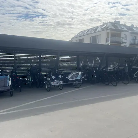 Niebieski Centrum W Budynku Z Restauracja Sarbinowo