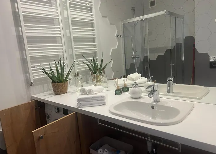 Niebieski Centrum W Budynku Z Restauracja