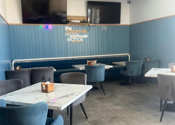 Niebieski Centrum W Budynku Z Restauracja Sarbinowo