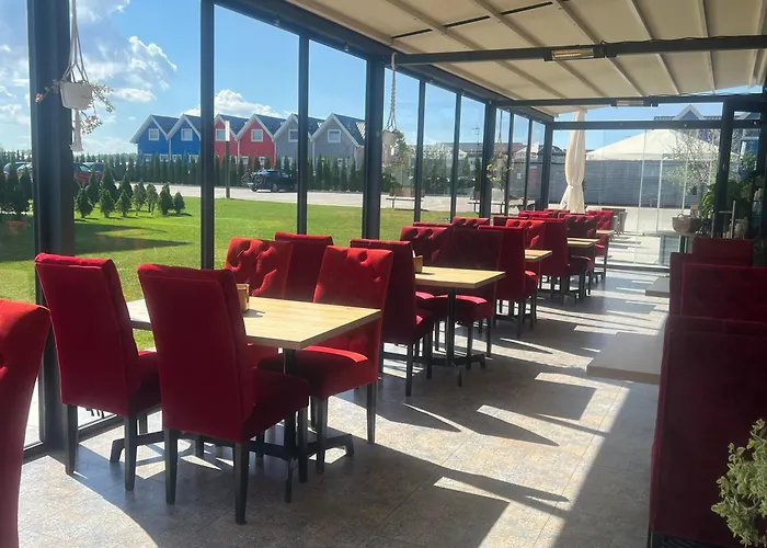 Niebieski Centrum W Budynku Z Restauracja *